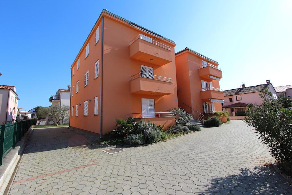 Apartments Hanna Ровин Екстериор снимка
